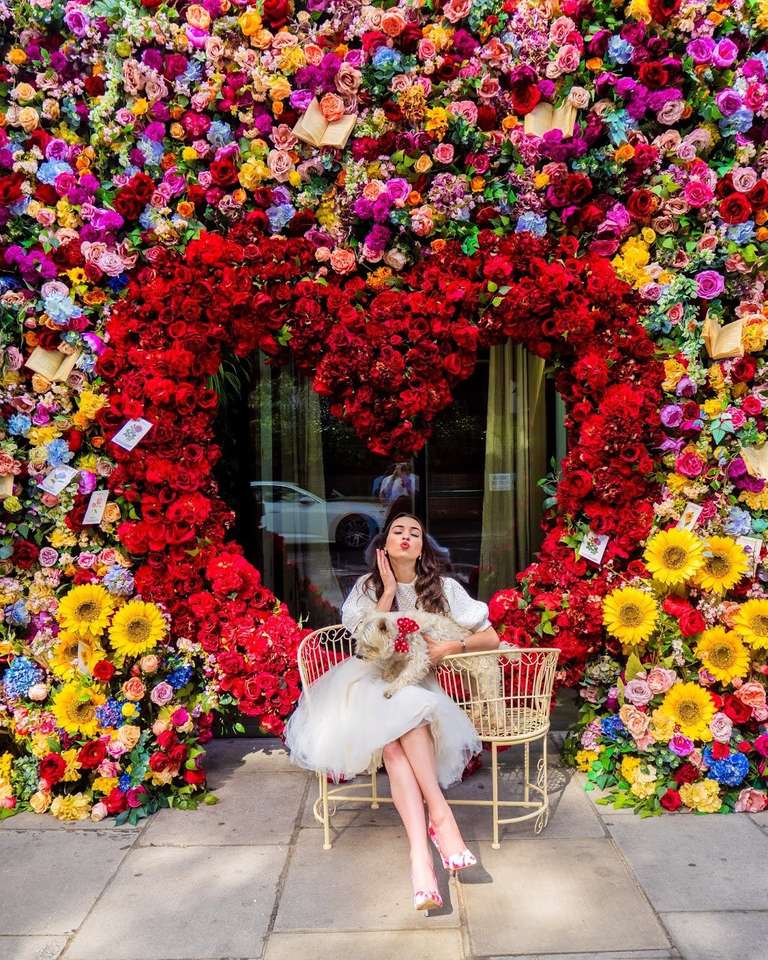 Uma mulher apaixonada por flores puzzle online