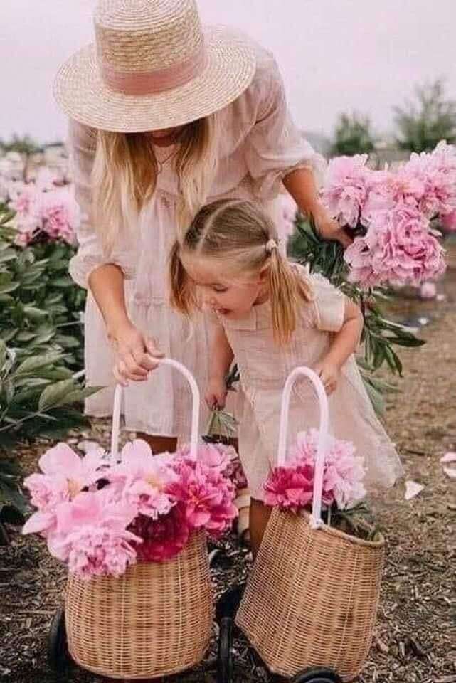 Petite fille avec maman en fleurs puzzle en ligne