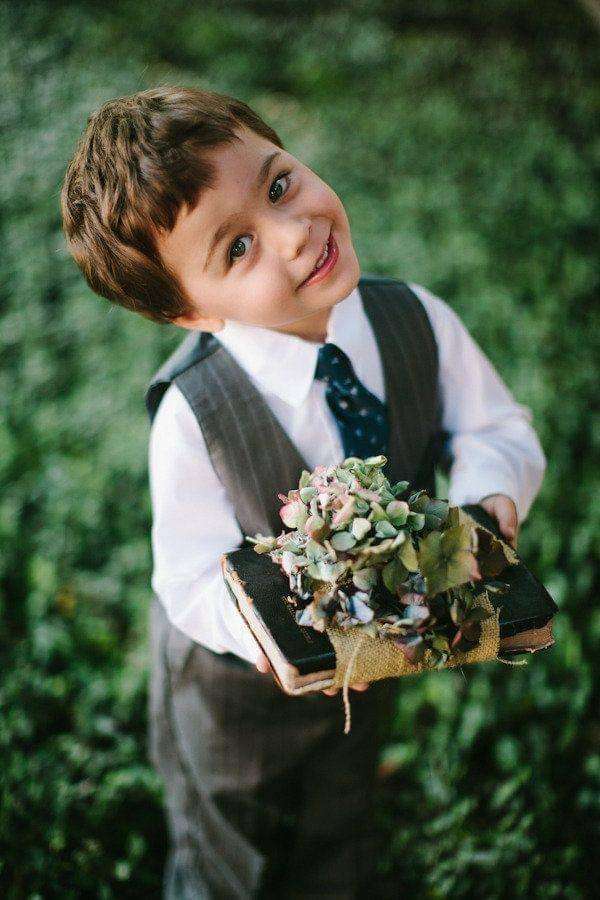 usměvavý chlapeček s květinami skládačky online