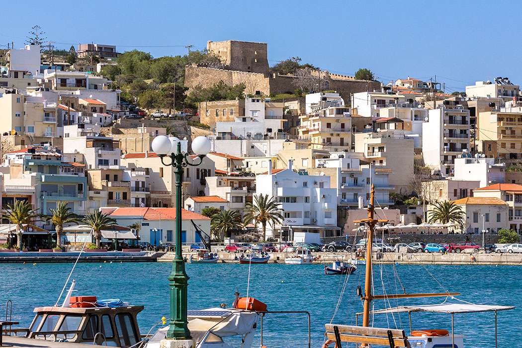 Vista da cidade de Sitia da ilha de Creta quebra-cabeças online