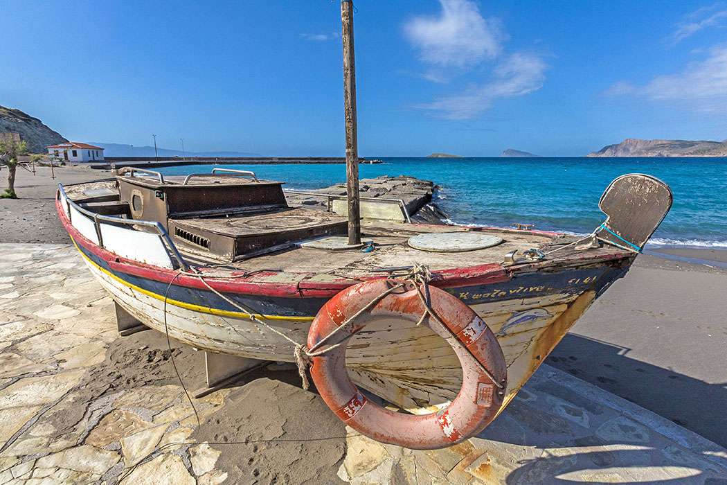 Barco de pesca velho da ilha de Creta na praia quebra-cabeças online