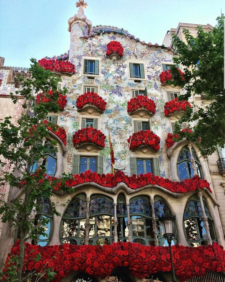 Stilvolles, historisches Haus in Blumen gehüllt Online-Puzzle