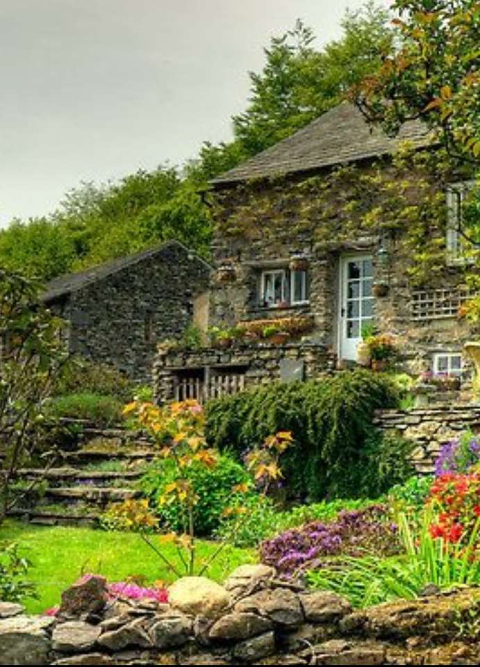 Ein charmantes Häuschen mit einem schönen Garten Puzzlespiel online