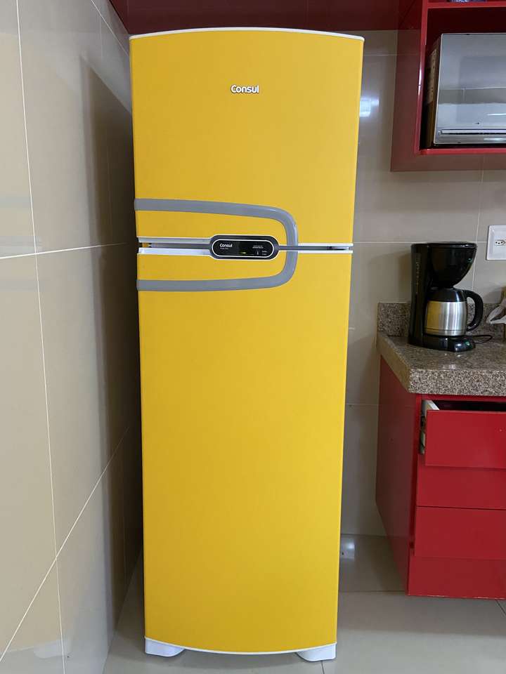Žlutá lednice skládačky online