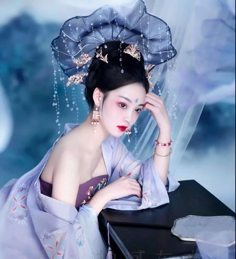 Schöne nachdenkliche Geisha Online-Puzzle