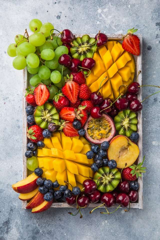фрукты на тарелке онлайн-пазл