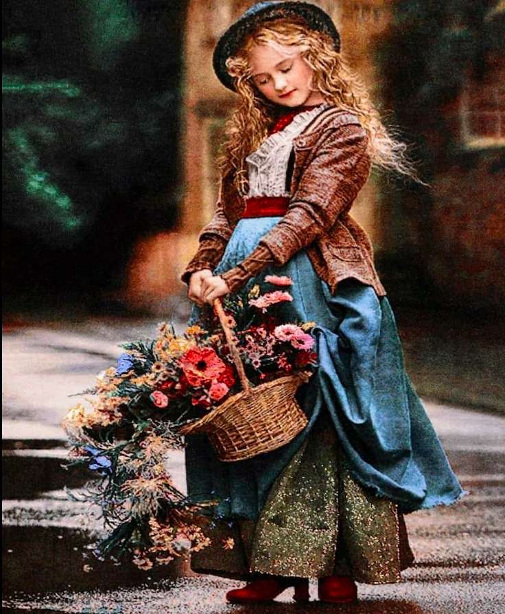 Een meisje en een mand met prachtig gearrangeerde bloemen online puzzel