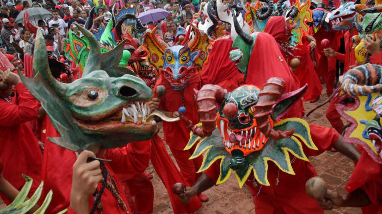 Празник на танцуващите дяволи от Яре онлайн пъзел