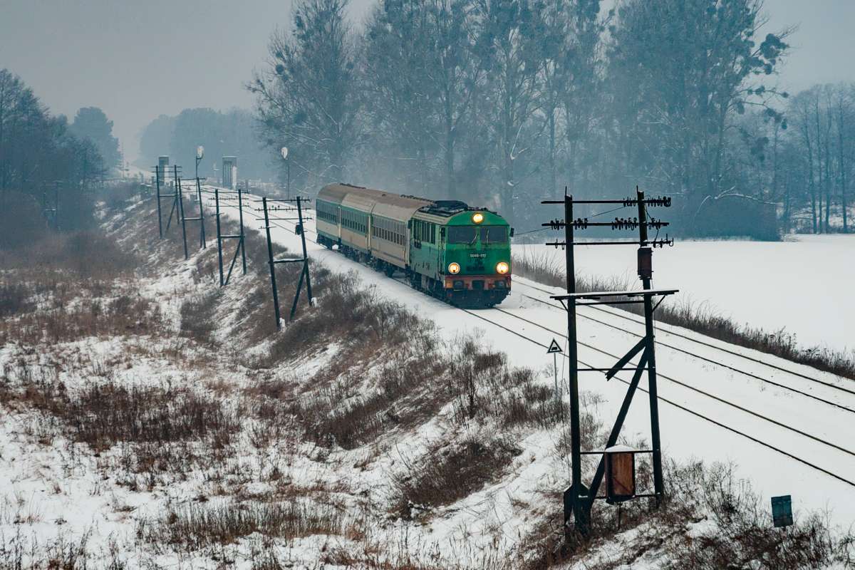 Дизелов локомотив с пътнически влак онлайн пъзел