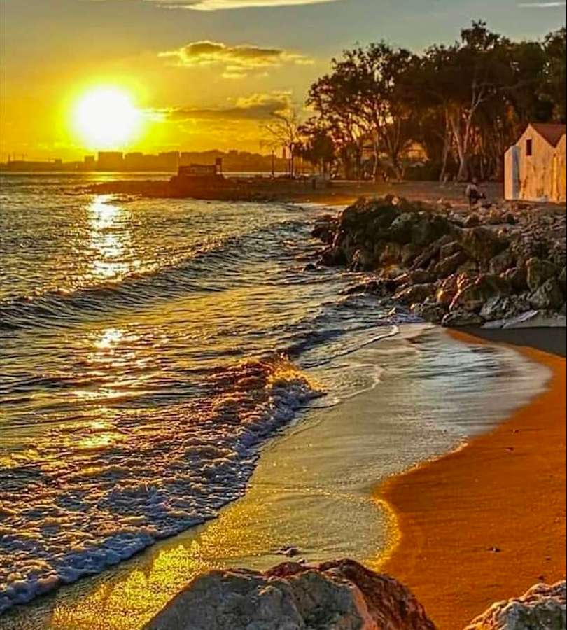 Vacker strand vid solnedgången pussel på nätet