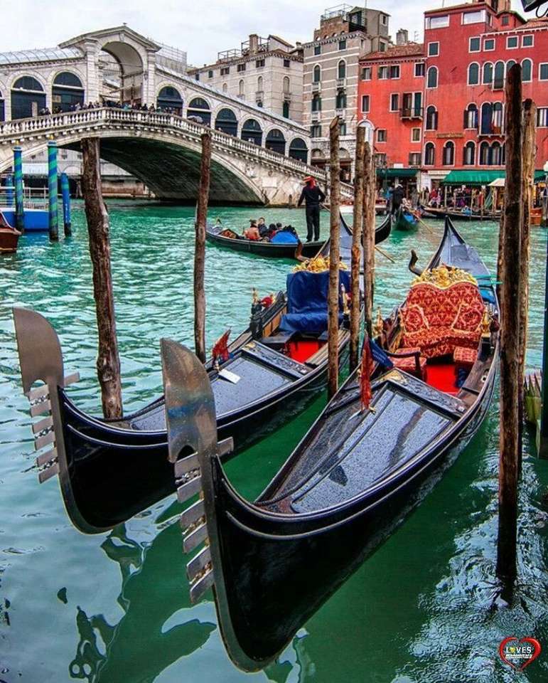 Gondoliers and beautiful tenement houses jigsaw puzzle online