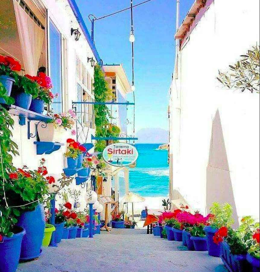 Uma linda rua cheia de flores na Grécia quebra-cabeças online