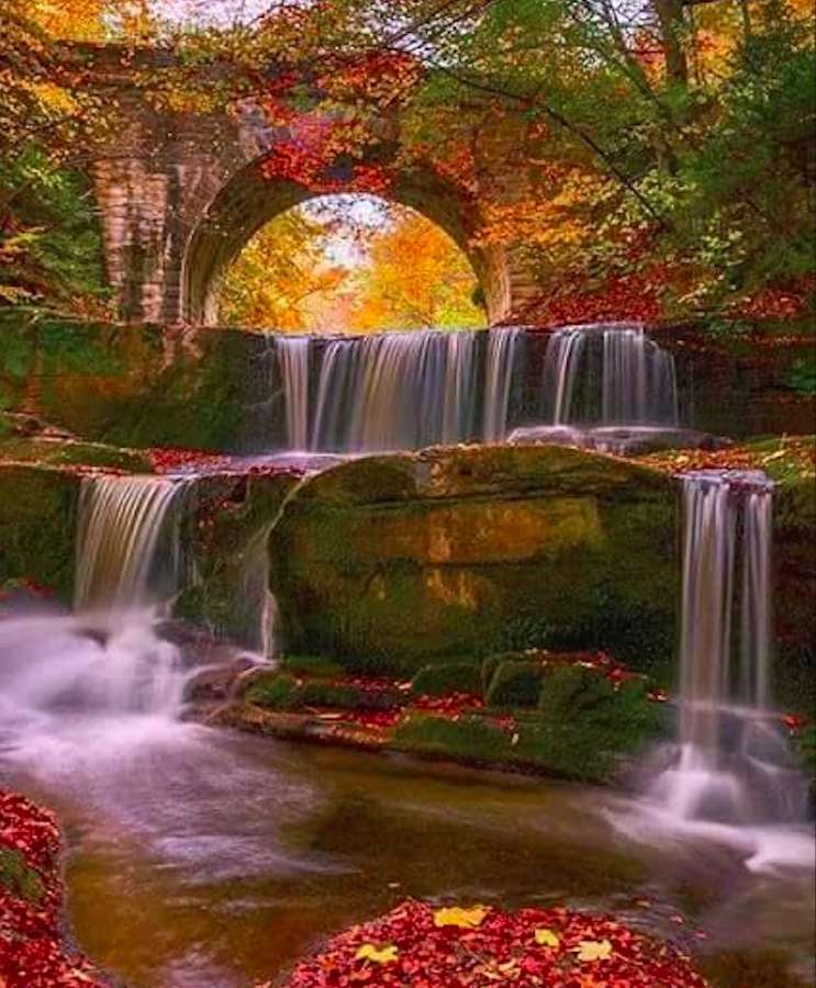 Uma cachoeira em um manto de outono quebra-cabeças online
