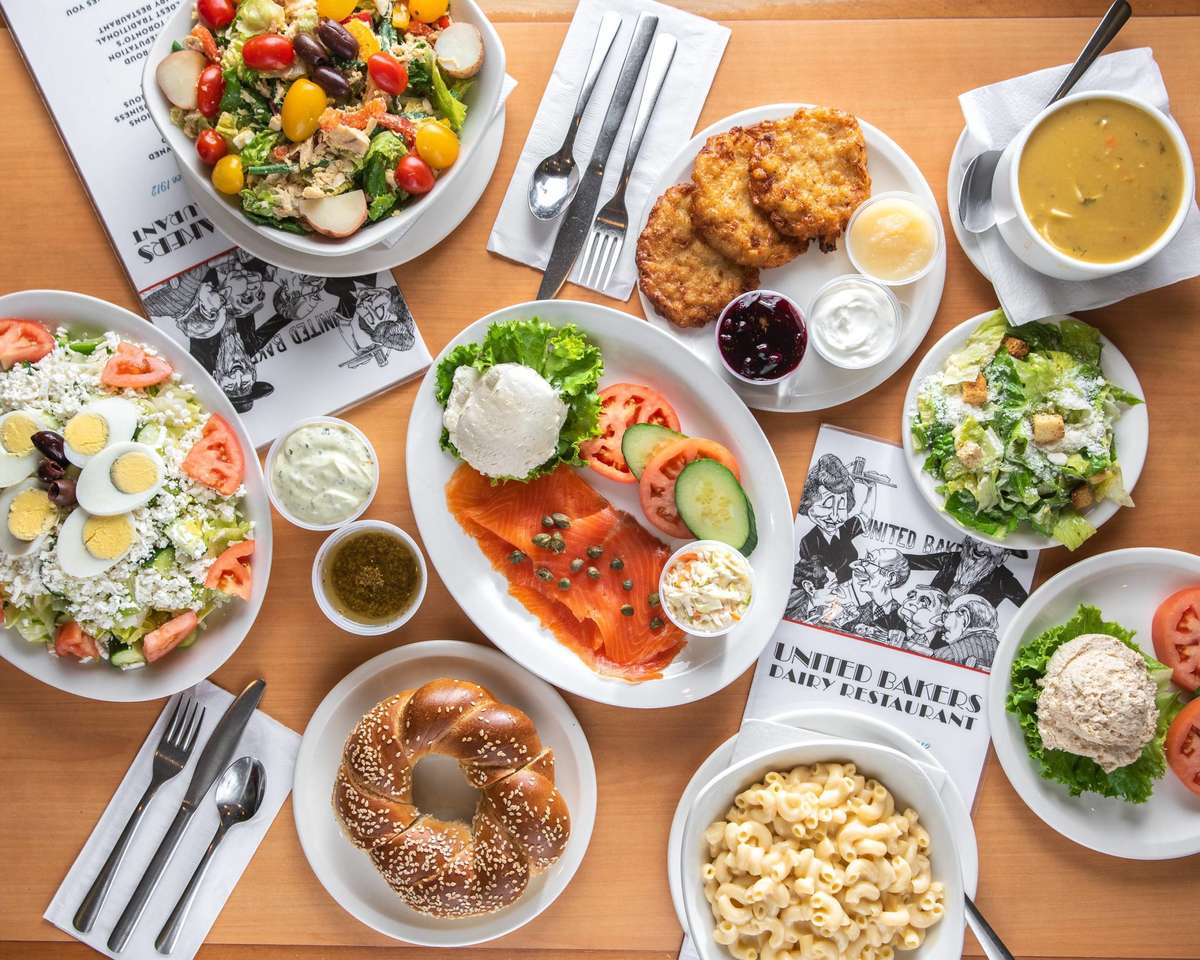 Platos de comida en la mesa rompecabezas en línea