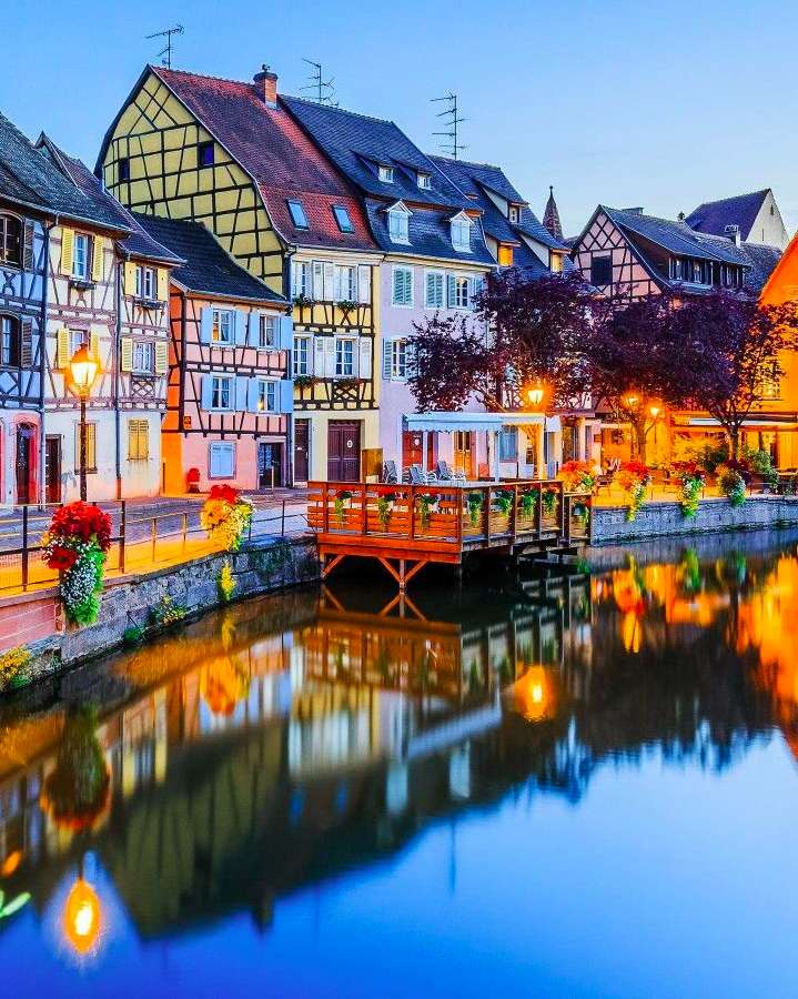 Un oraș colorat lângă râu, un miracol puzzle online