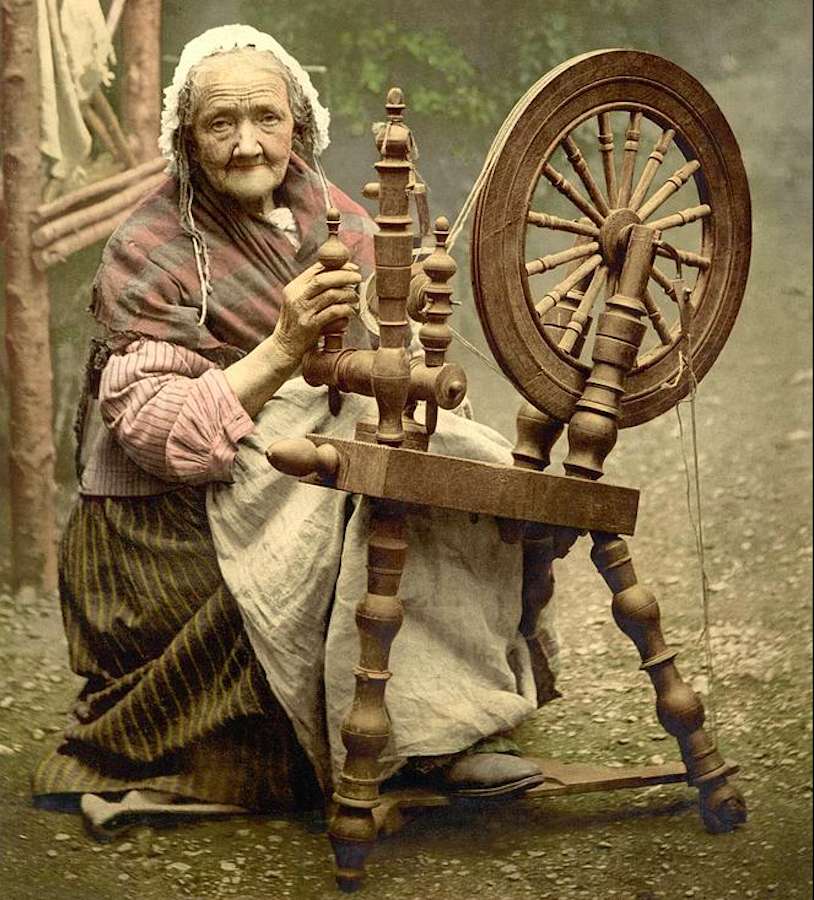 Öreg ír nő a forgó keréknél -1890-1900 kirakós online