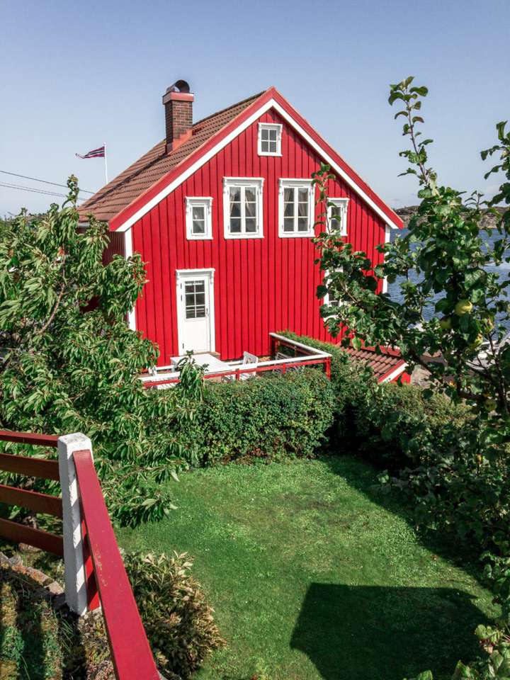 Червена дървена къща онлайн пъзел