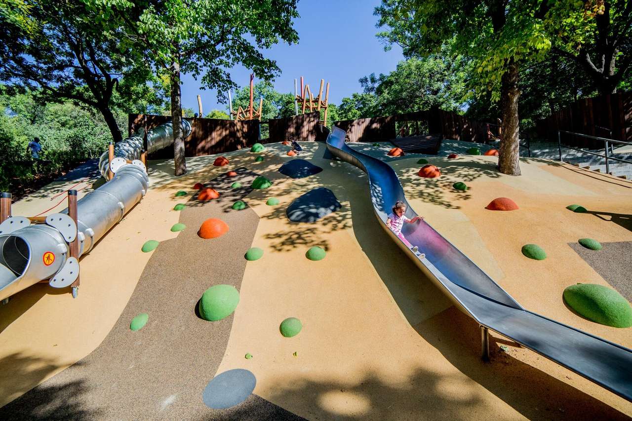 Детска площадка с пързалка онлайн пъзел