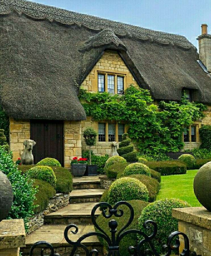 Ένα όμορφο εξοχικό σπίτι με έναν όμορφο κήπο παζλ online
