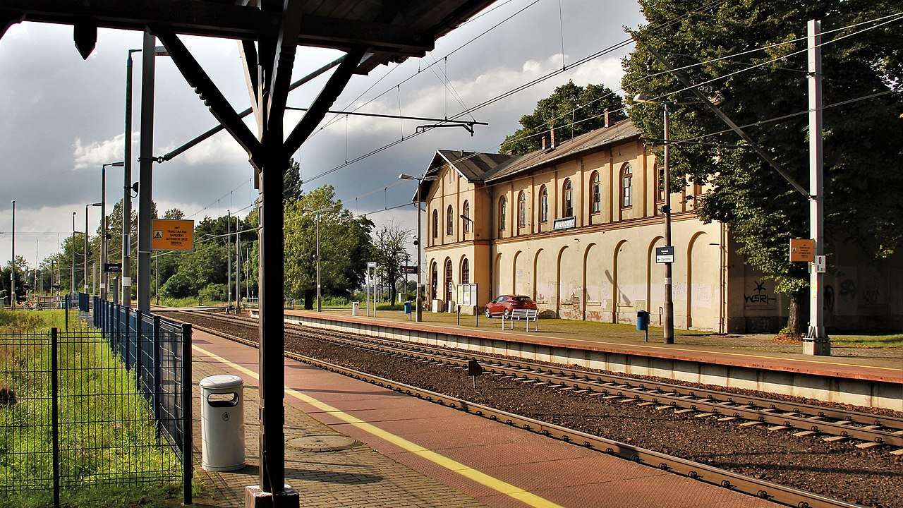 Σιδηροδρομικός σταθμός στο Miłkowice online παζλ