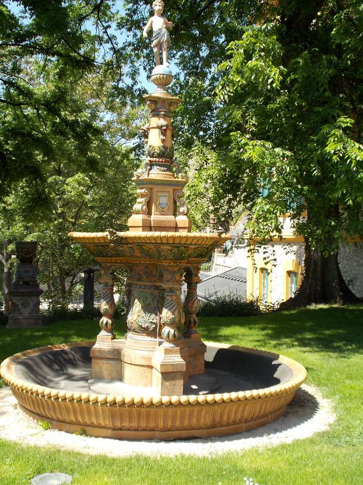Жолнай декоративный фонтан онлайн-пазл