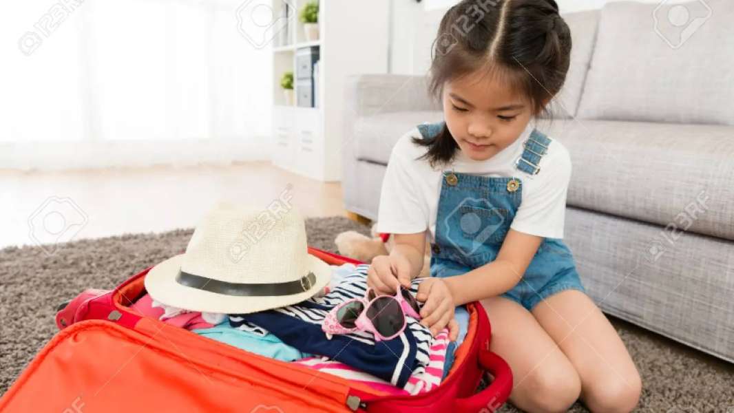 маленькая девочка с чемоданом пазл онлайн