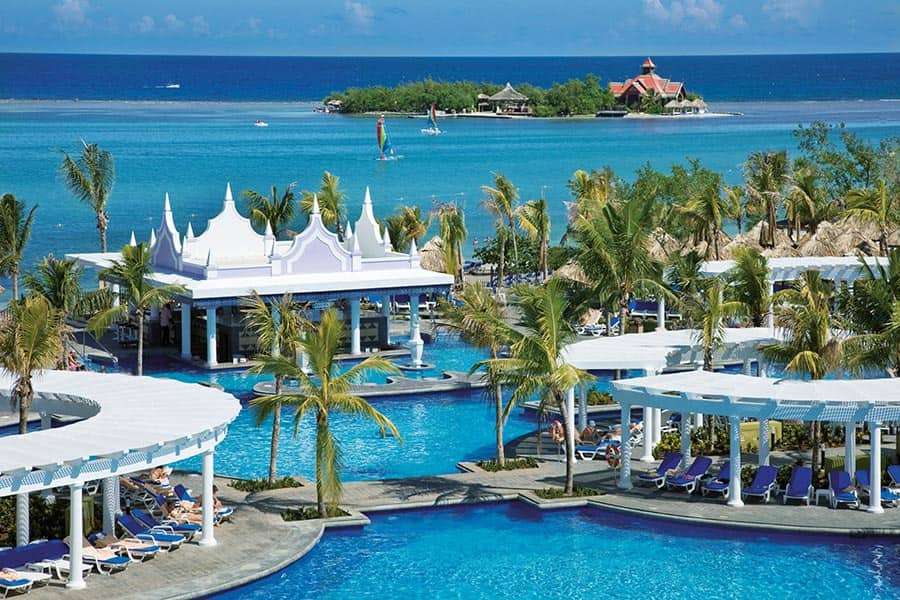 Ямайка. Отель и Карибское море пазл онлайн