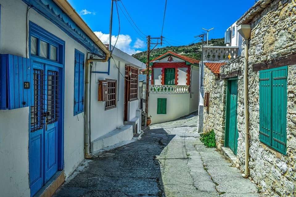 Uma rua estreita com casas de cortiço em Paphos quebra-cabeças online