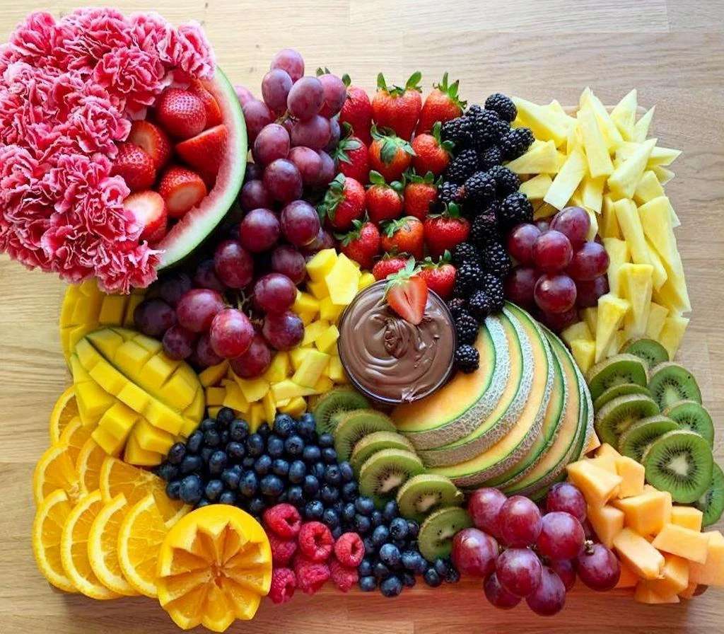 Нарязани плодове декоративно в чиния онлайн пъзел