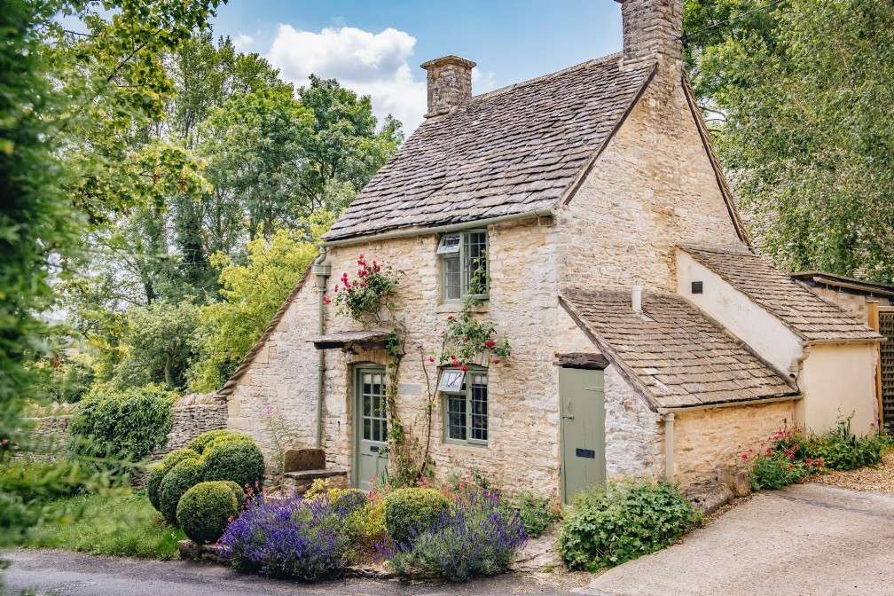 Ein Haus in einem englischen Dorf Puzzlespiel online