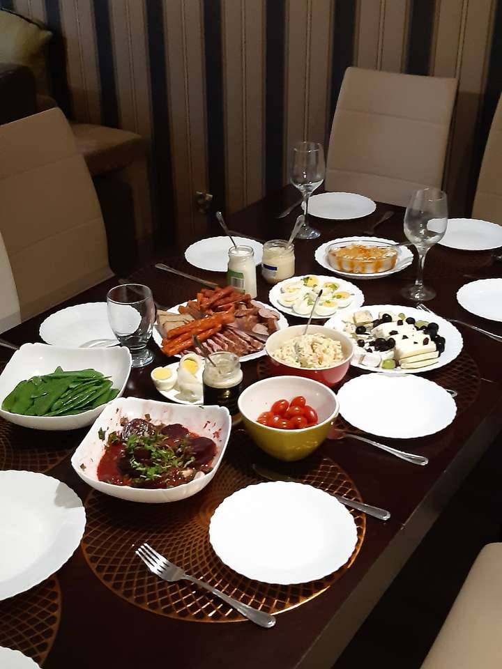 テーブルの上の家族の夕食 ジグソーパズルオンライン