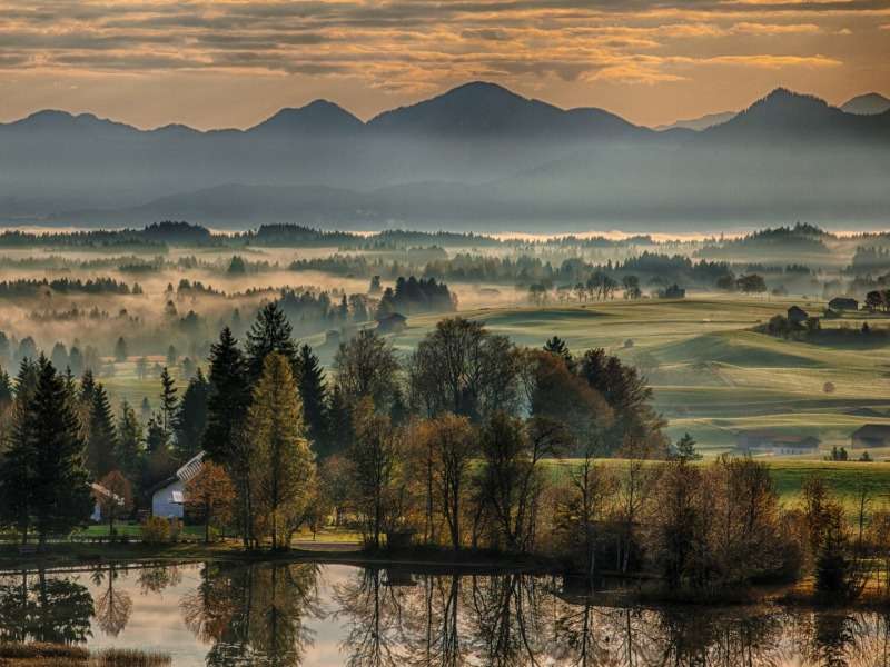 Vacker soluppgång över en sjö i Bayern Pussel online