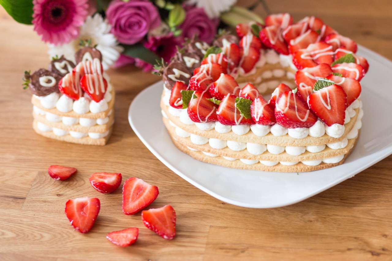 Κέικ με καρδιά φράουλα παζλ online