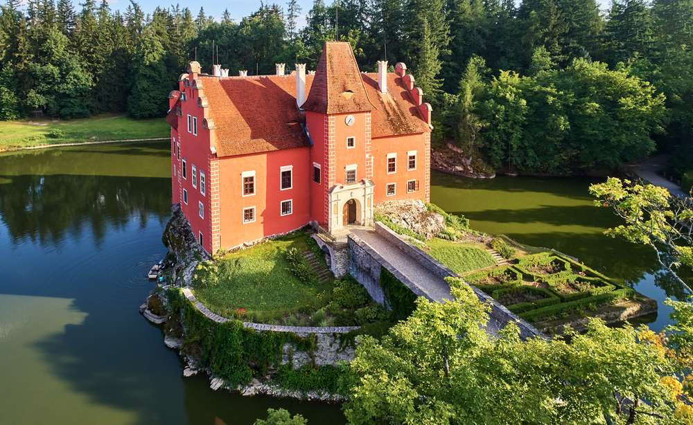 Die tschechische Republik. Schloss auf dem Felsen am Teich Puzzlespiel online