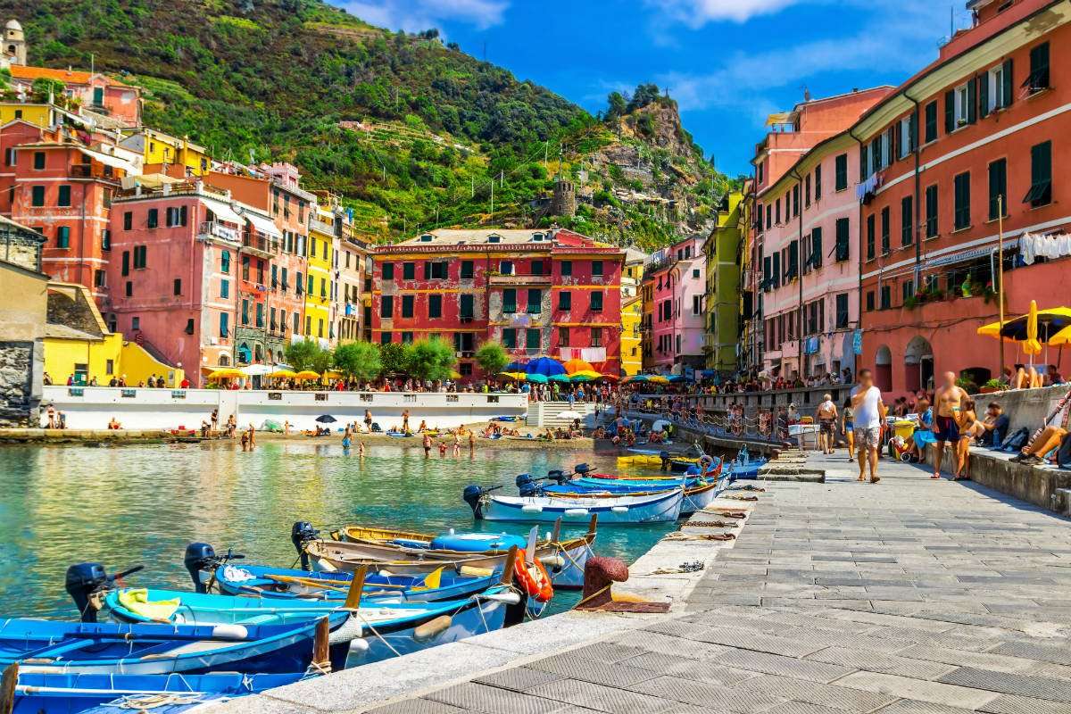 Pobřeží s loděmi v italském městě skládačky online