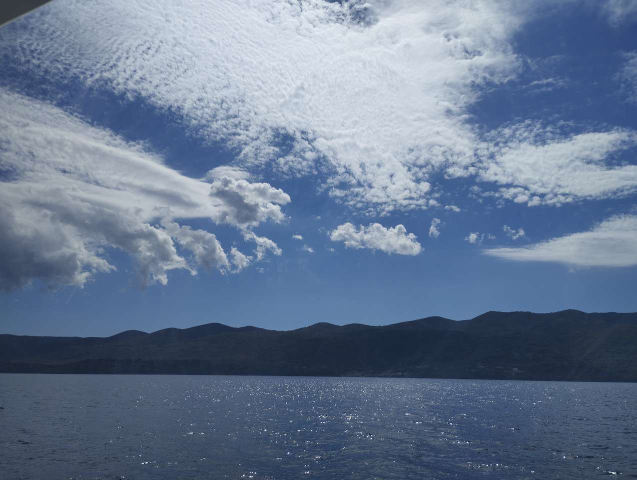Molnig himmel över Adriatiska havet Pussel online