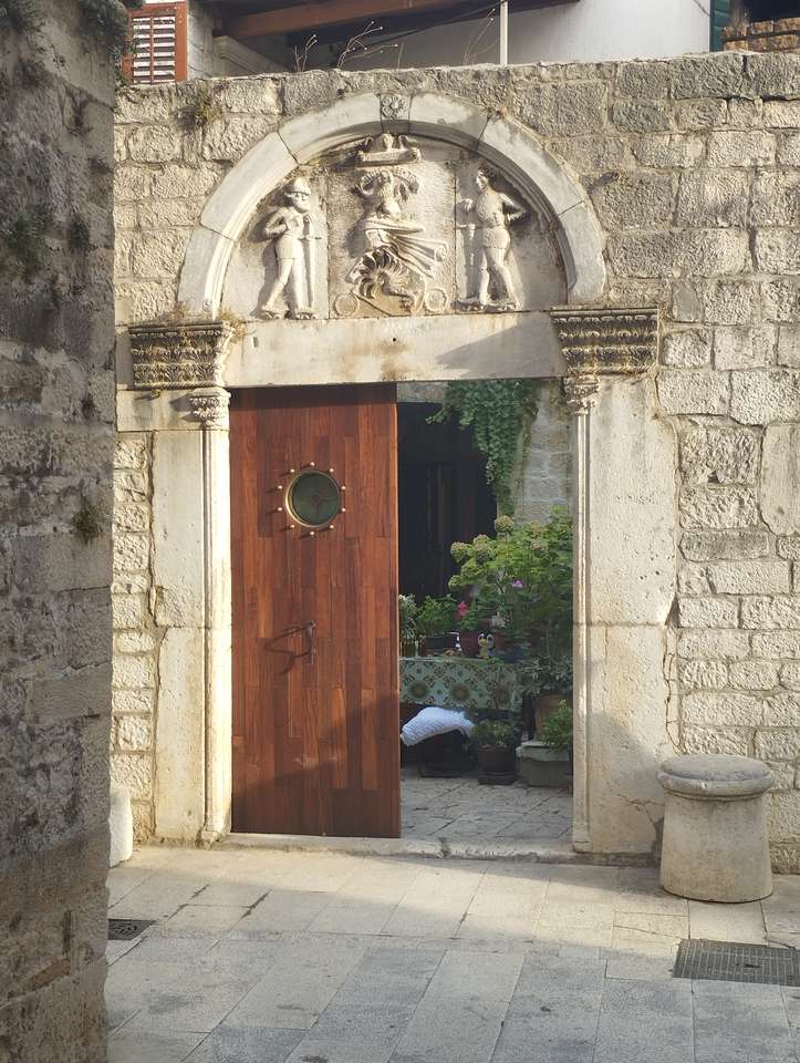 Courtyard, Trogir, Kroatien pussel på nätet