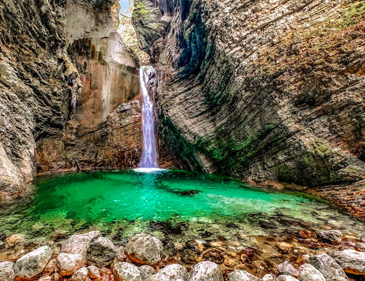 Slovenië-Kozjak waterval-turkoois water online puzzel
