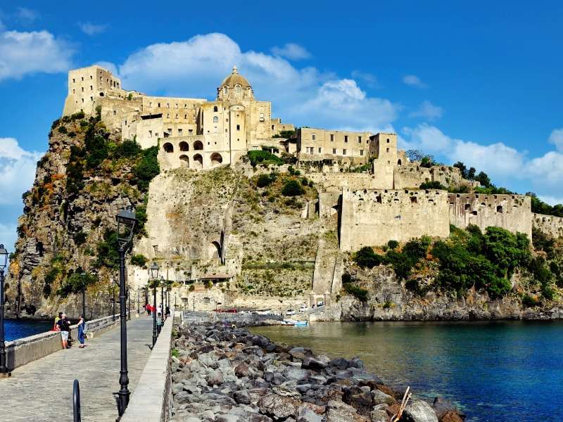 Itálie - Aragonský hrad - postavený na skále online puzzle