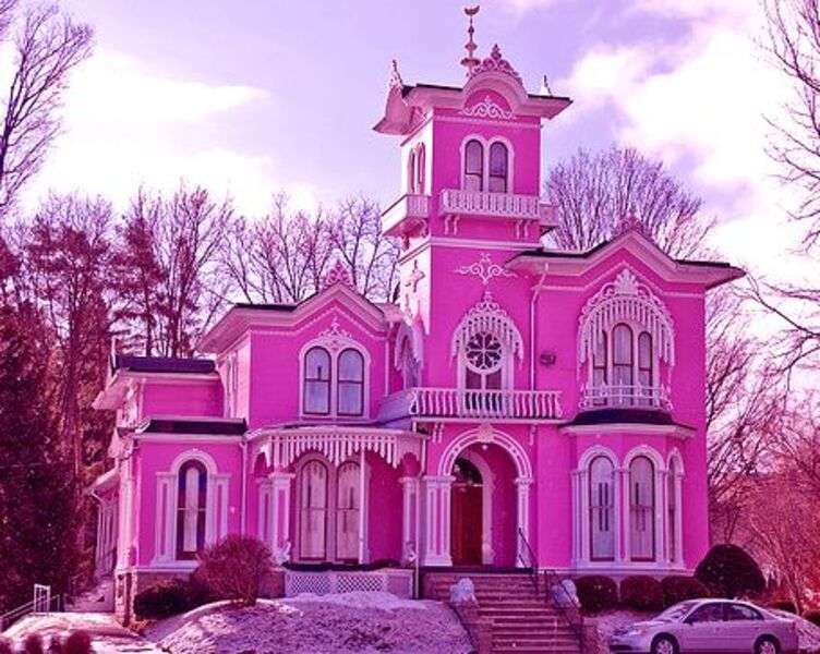 Красивые розовые дома. Розовый дом Сураж. Розовый дом. Розовый домик. Розовый деревянный дом.