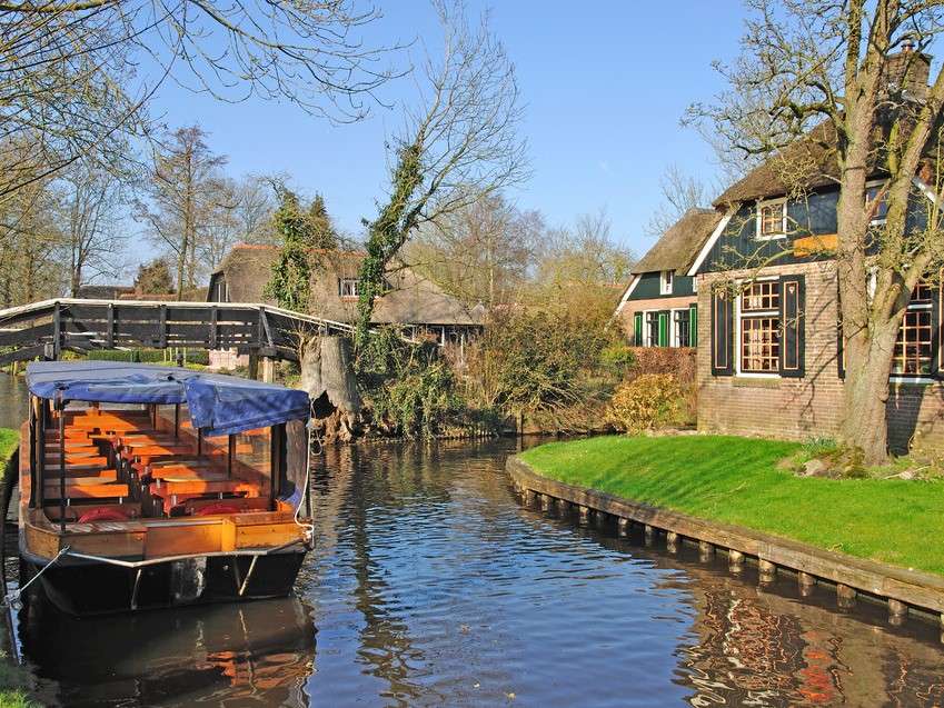 Лодка в Giethoorn - живописно село онлайн пъзел