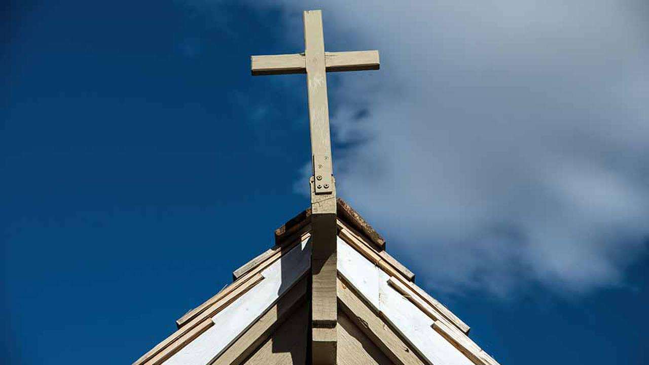 Cruce în vârful bisericii puzzle online