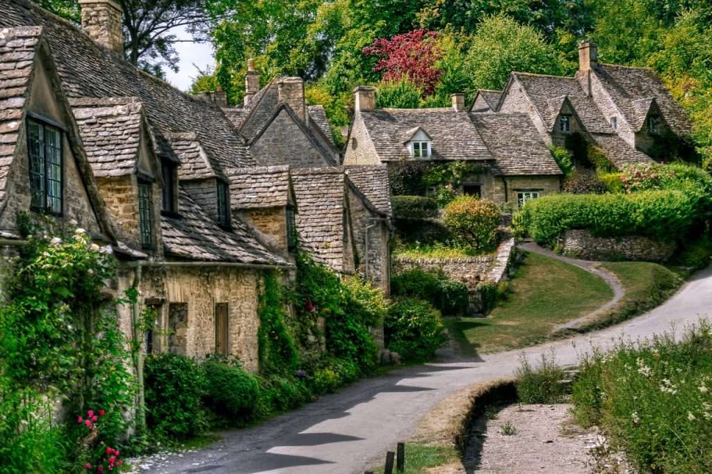 Castle Combe - ένα χωριό στην Αγγλία με πέτρινα σπίτια παζλ online
