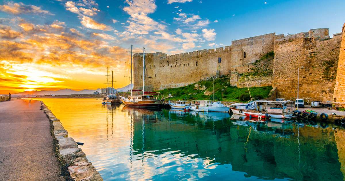 Kyrenia. Oude verdedigingsmuur en een jachthaven voor jachten online puzzel