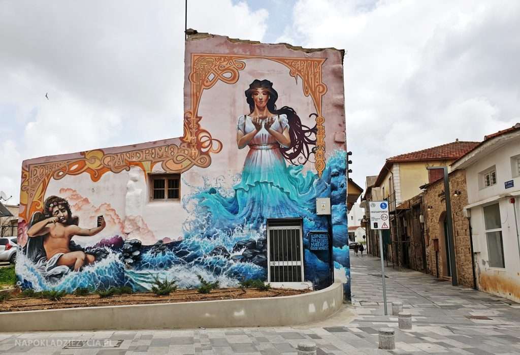 Arte callejero- murales en un edificio en Chipre rompecabezas en línea