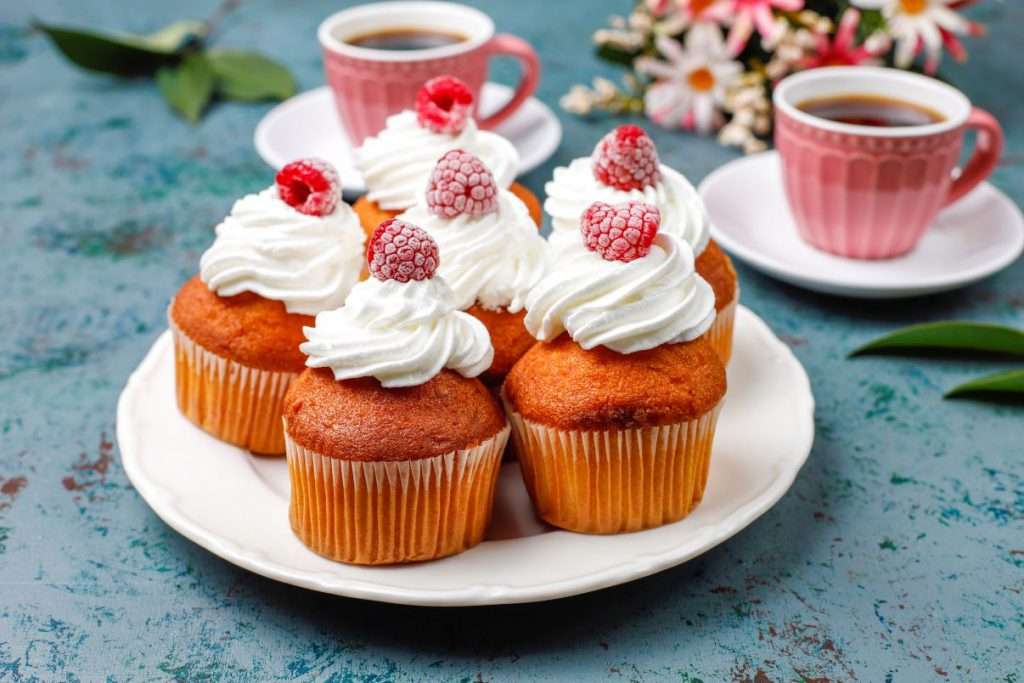 Muffins con nata y frambuesa rompecabezas en línea