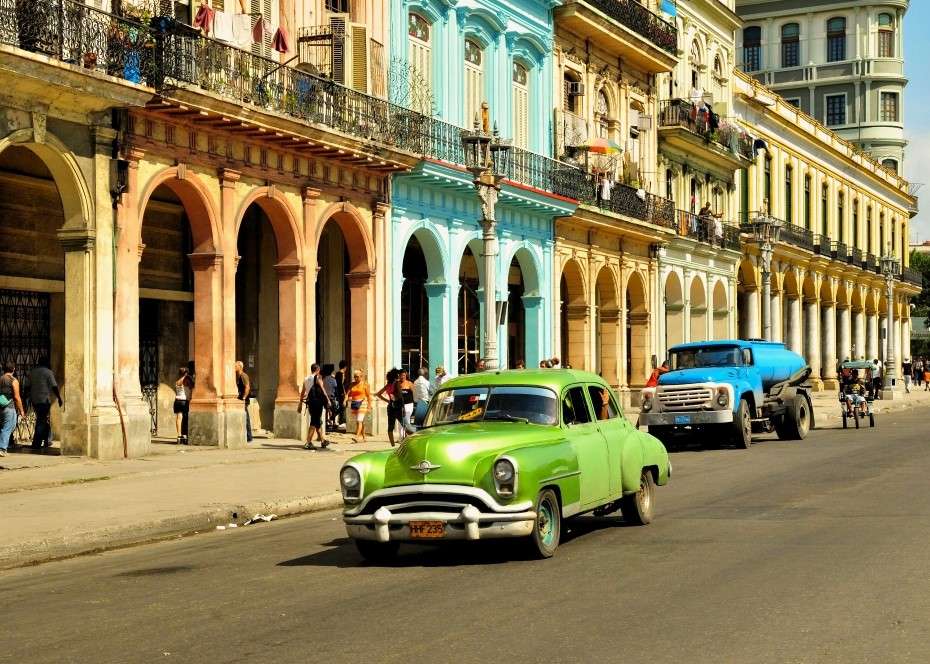 Автомобілі на кубинській вулиці онлайн пазл