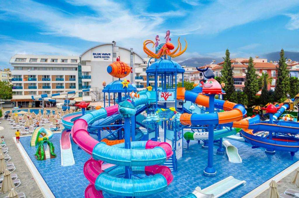 Vedere a unui hotel cu piscină în aer liber din Alanya puzzle online