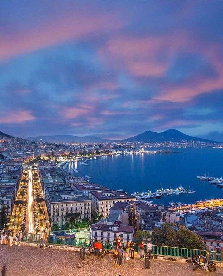 ナポリ - 海の近くの美しい風景 オンラインパズル