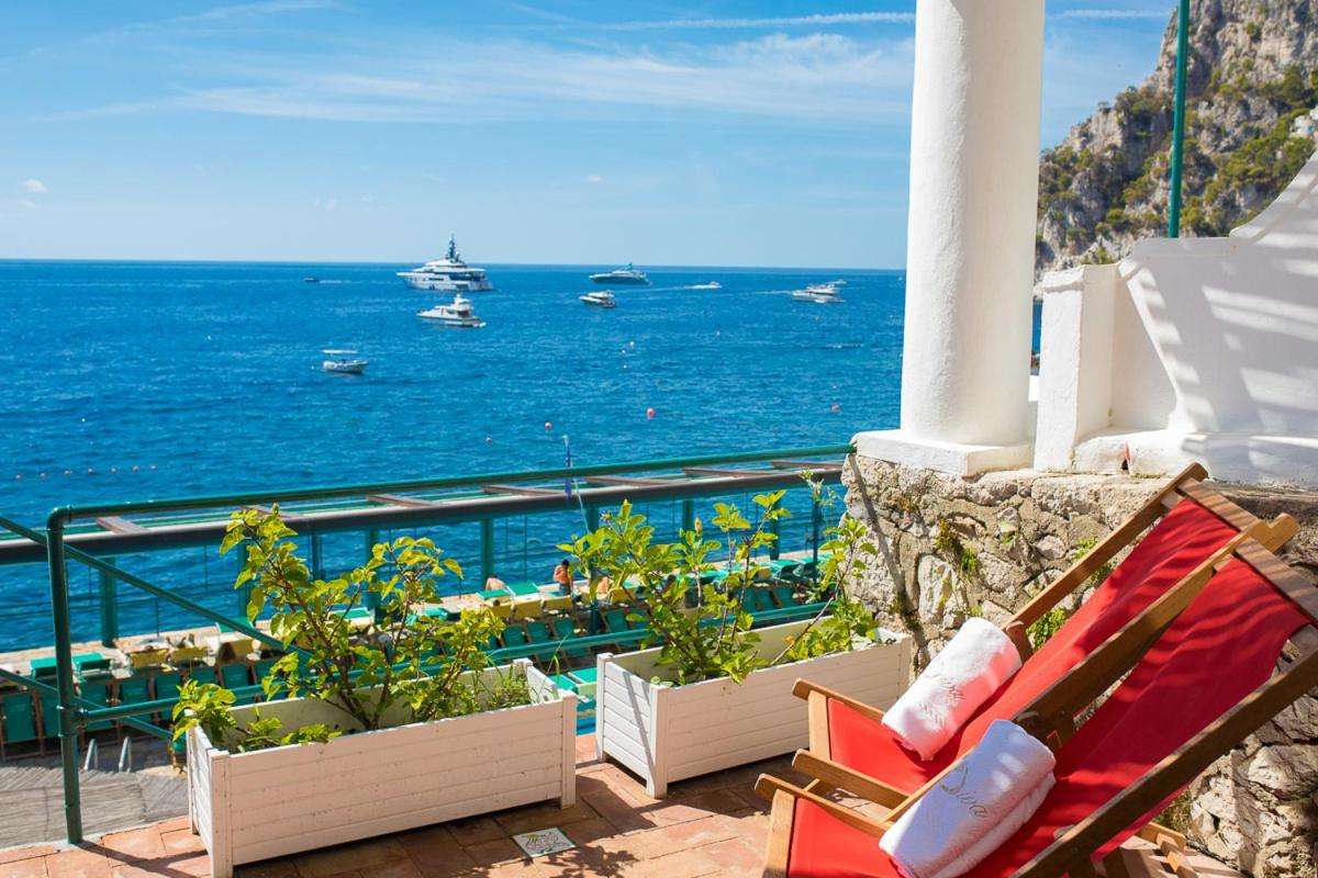 Utsikt från terrassen med vacker utsikt över ön Capri pussel på nätet